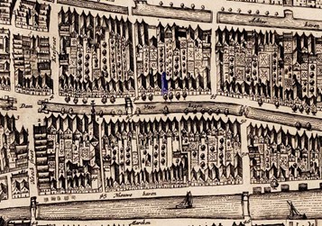 <p>Detail van de door Joan Blaeu omstreeks 1650 uitgegeven stadsplattegrond van Edam. Het aantal huizen dat op de kaart is weergegeven komt nagenoeg overeen met de situatie op de kadastrale minuut uit 1832. De locatie van Voorhaven 150 is paars gearceerd. De perceelbebouwing was aanvankelijk eenzijdig aan de kant van de Voorhaven, met ondergeschikte bebouwing aan de Achterhaven en Nieuwehaven. Vanaf de 16e eeuw werden steeds meer erven gesplitst, waardoor ook aan deze 'achterhavens' zelfstandige woonbebouwing ontstond. </p>
